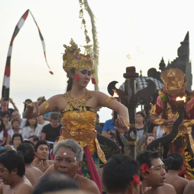 Indonésia: Templo de Uluwatu Dança Kecak