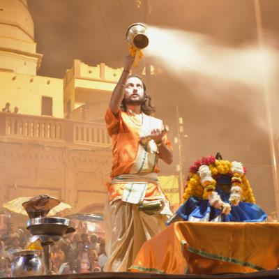 Índia: Cerimônia no pôr do sol em Varanasi