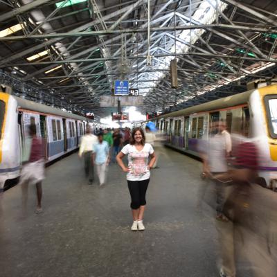 Índia: Estação ferroviária em Mumbai, lembrando o 