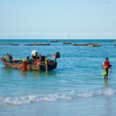 Zanzibar - Pescadores na praia de Stone Town