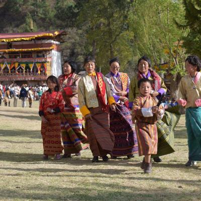 Butão - Família nas ruas de Paro