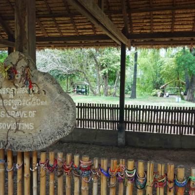 Camboja - Túmulo com mais de 450 corpos