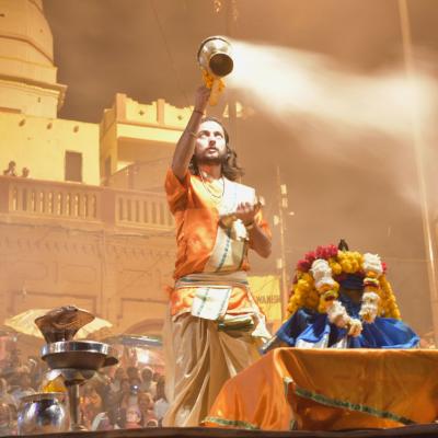 Índia - Cerimônia no pôr-do-sol em Varanasi