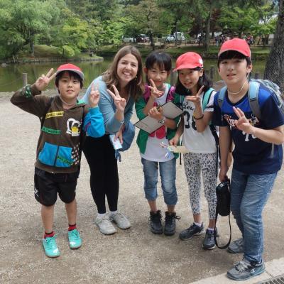 Japão - Crianças fazendo entrevista em Nara