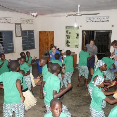 Uganda: Crianças dançando na Kalinzu Forest