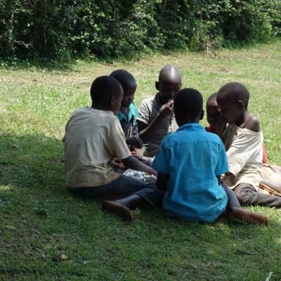Uganda: Jinja, crianças e um prato de comida